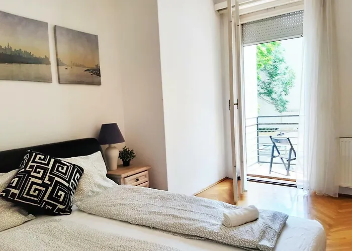 Gold Rose With 3 * Budapest